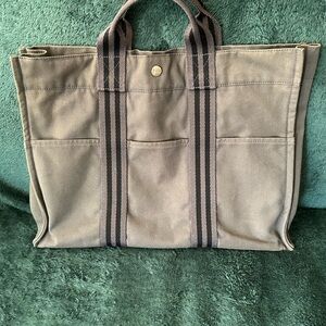 Hermes Gray Tote with Structured Design